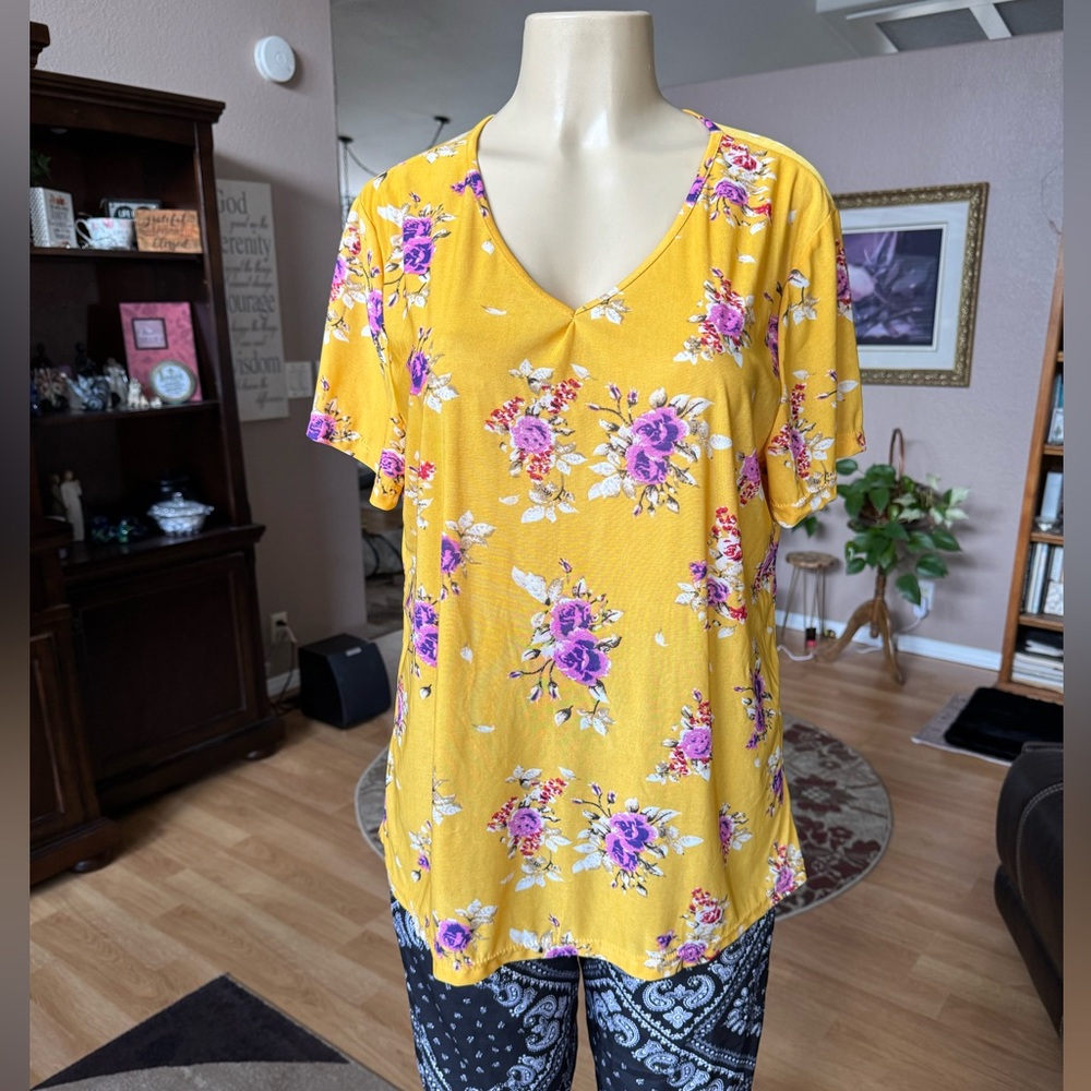Buzz floral yellow short sleeve Vneck blouse-size L